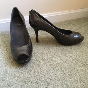 Stuart Weitzman gray peep toe heels